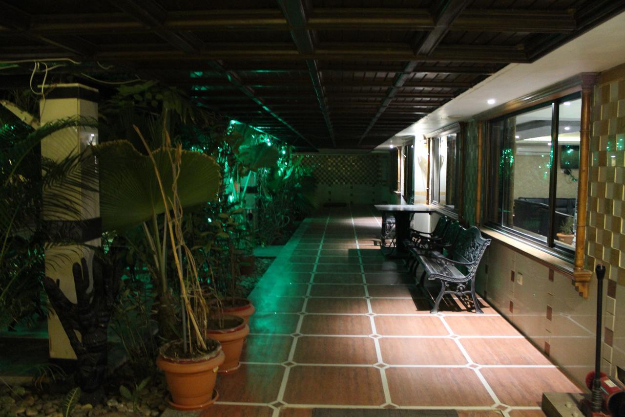Hotel Orange Inn Sarkhej Exterior photo