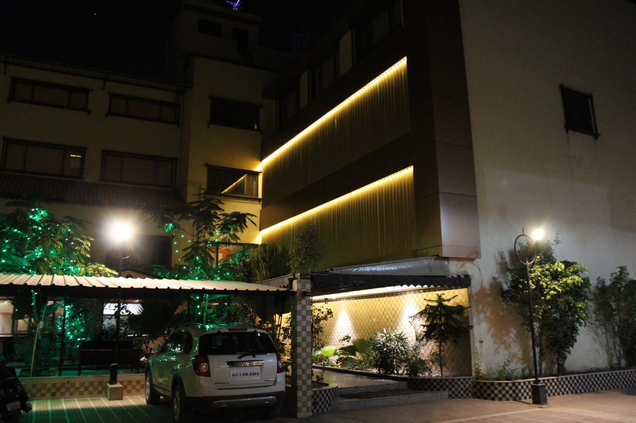 Hotel Orange Inn Sarkhej Exterior photo