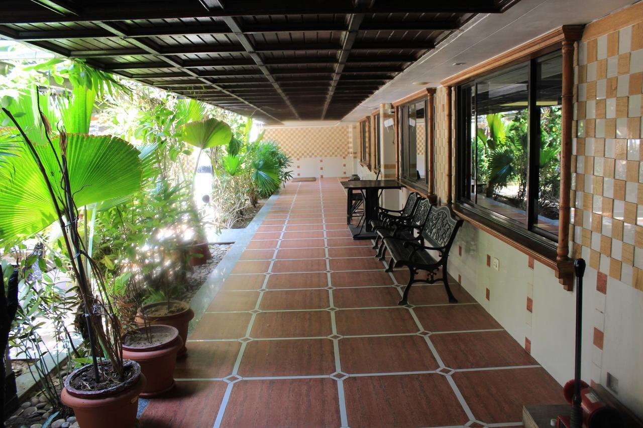 Hotel Orange Inn Sarkhej Exterior photo