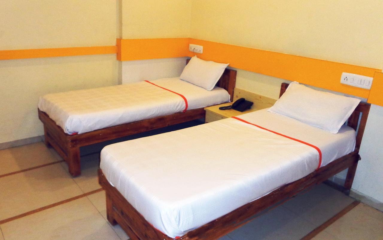Hotel Orange Inn Sarkhej Exterior photo