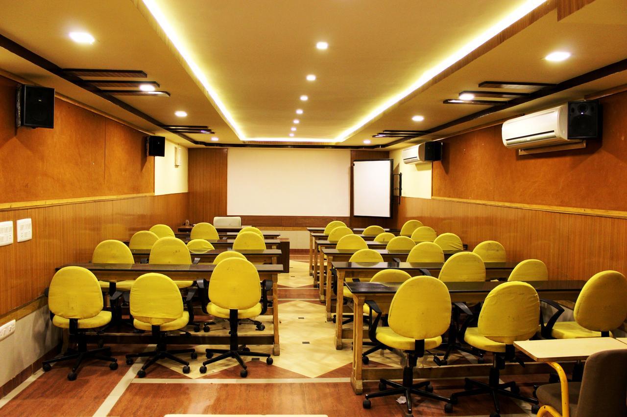 Hotel Orange Inn Sarkhej Exterior photo