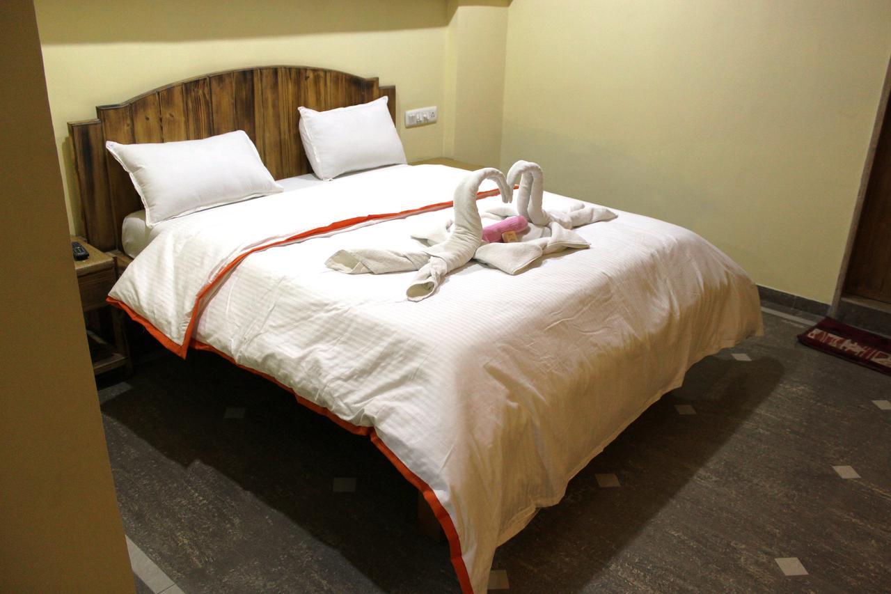 Hotel Orange Inn Sarkhej Exterior photo