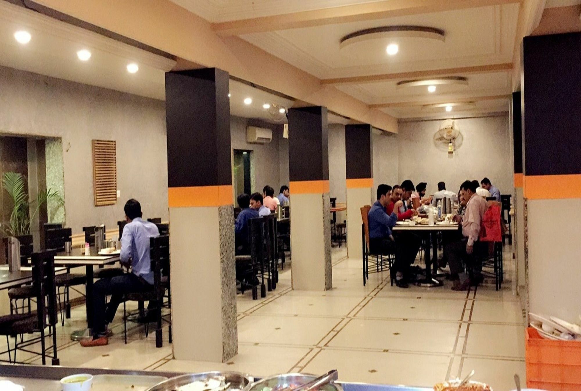 Hotel Orange Inn Sarkhej Exterior photo